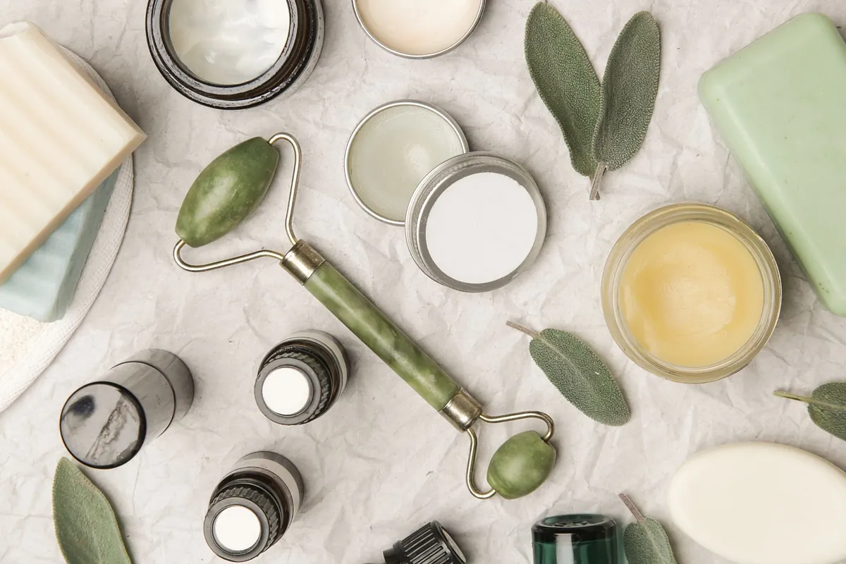 Hautpflege Produkte auf einem Leinentuch